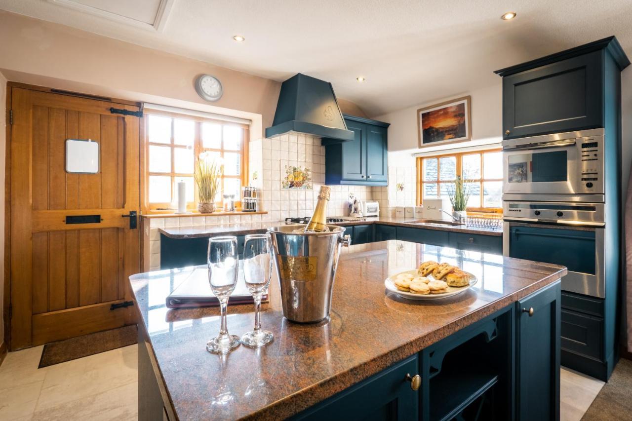 באונס-און-ווינדרמיר Stunning Cottage Grade 2 Listed With Parking And Hot Tub מראה חיצוני תמונה