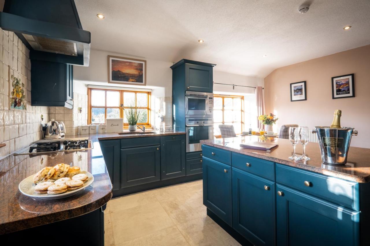 באונס-און-ווינדרמיר Stunning Cottage Grade 2 Listed With Parking And Hot Tub מראה חיצוני תמונה