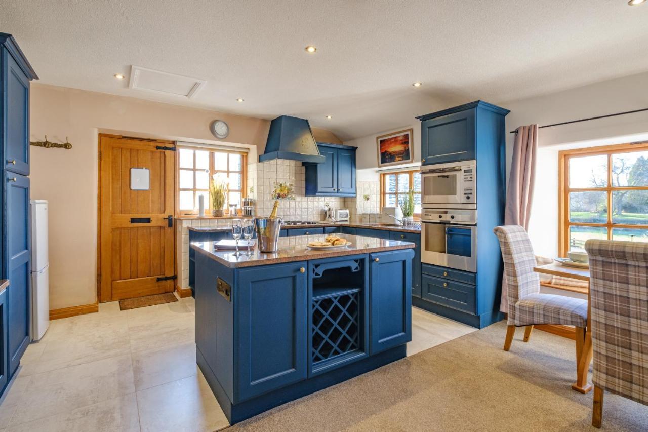 באונס-און-ווינדרמיר Stunning Cottage Grade 2 Listed With Parking And Hot Tub מראה חיצוני תמונה