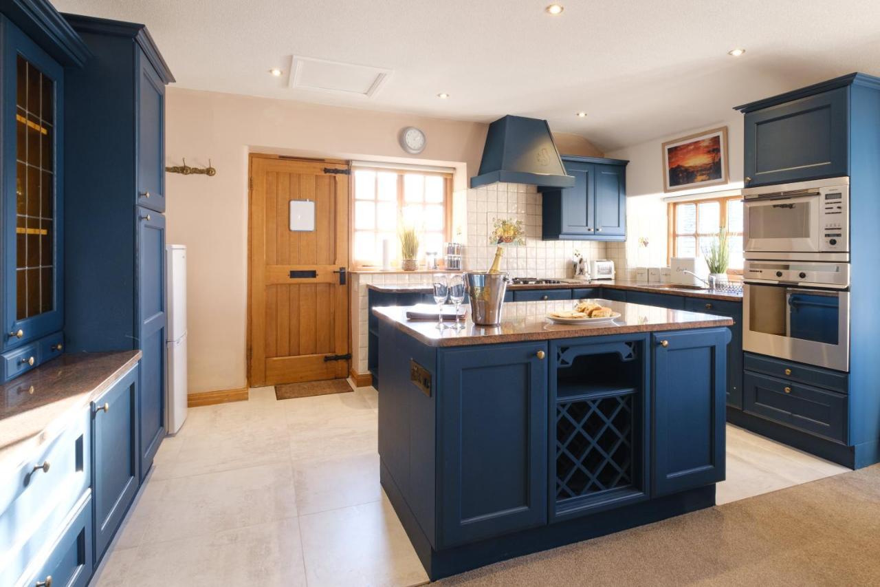 באונס-און-ווינדרמיר Stunning Cottage Grade 2 Listed With Parking And Hot Tub מראה חיצוני תמונה