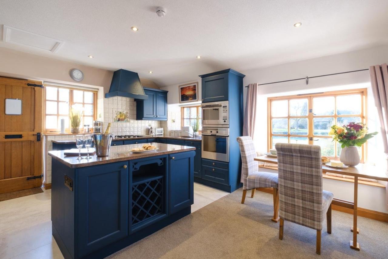 באונס-און-ווינדרמיר Stunning Cottage Grade 2 Listed With Parking And Hot Tub מראה חיצוני תמונה