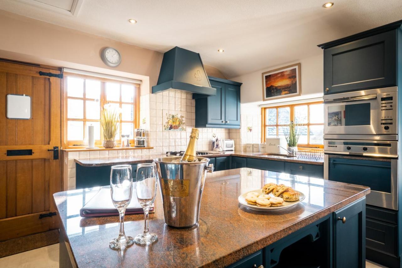 באונס-און-ווינדרמיר Stunning Cottage Grade 2 Listed With Parking And Hot Tub מראה חיצוני תמונה