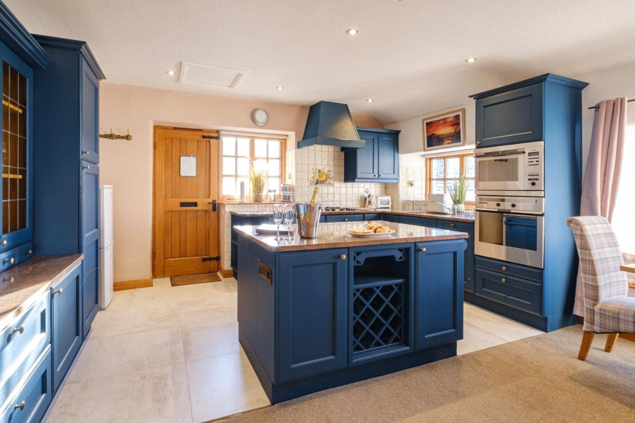 באונס-און-ווינדרמיר Stunning Cottage Grade 2 Listed With Parking And Hot Tub מראה חיצוני תמונה