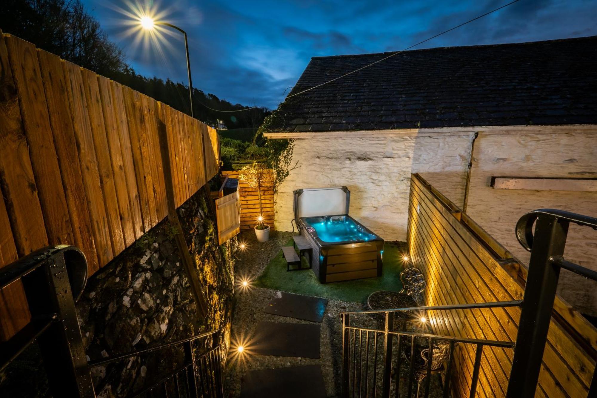 באונס-און-ווינדרמיר Stunning Cottage Grade 2 Listed With Parking And Hot Tub מראה חיצוני תמונה