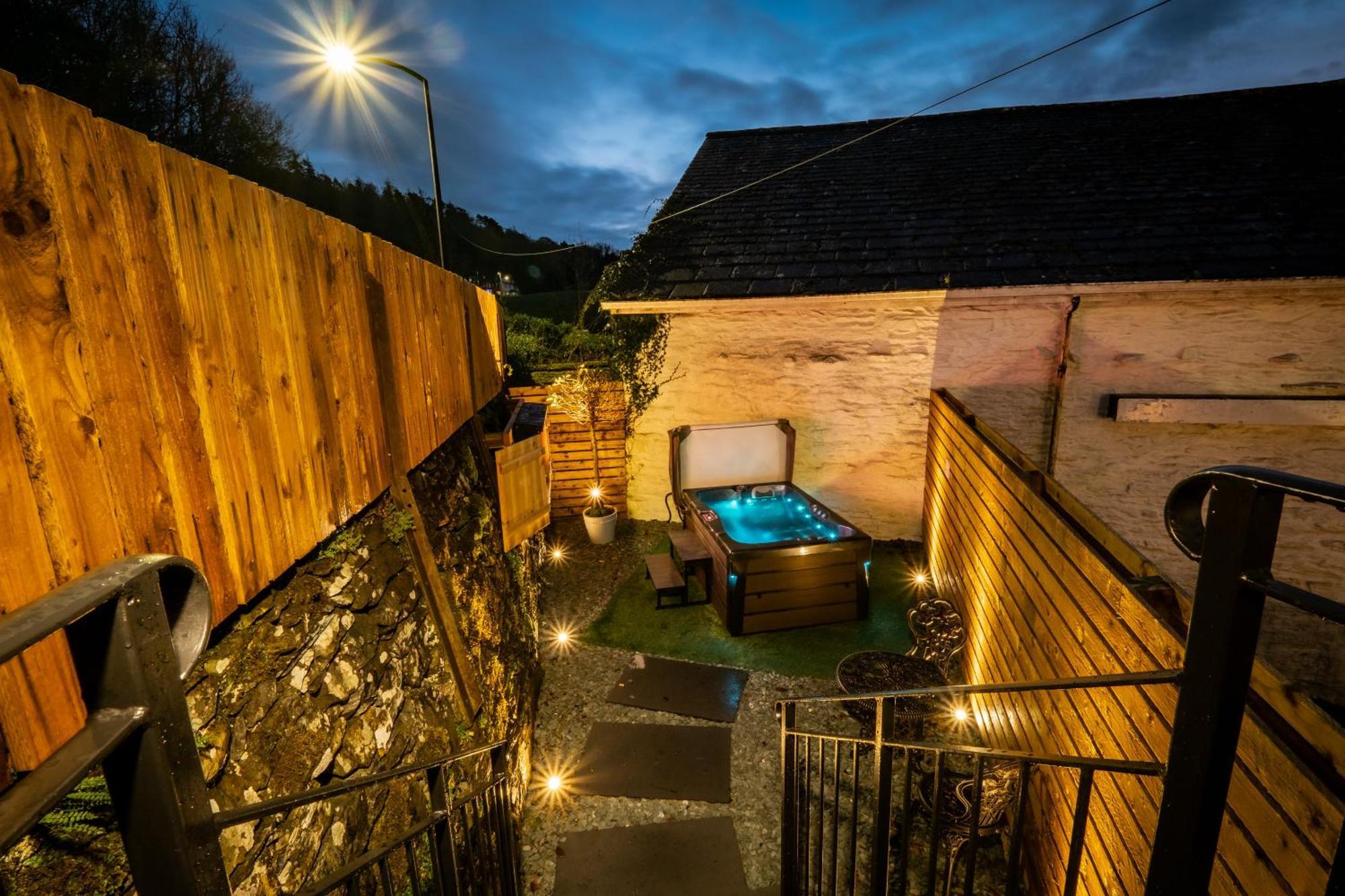 באונס-און-ווינדרמיר Stunning Cottage Grade 2 Listed With Parking And Hot Tub מראה חיצוני תמונה