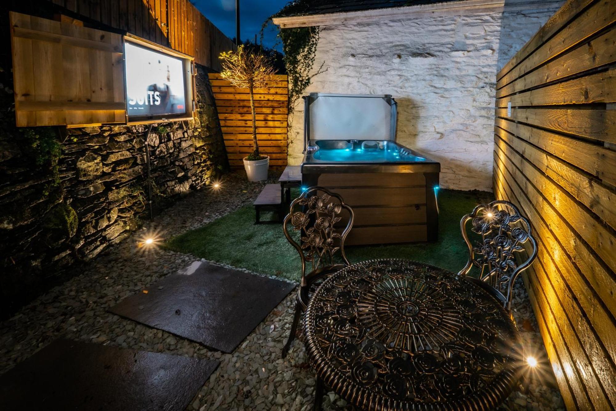 באונס-און-ווינדרמיר Stunning Cottage Grade 2 Listed With Parking And Hot Tub מראה חיצוני תמונה